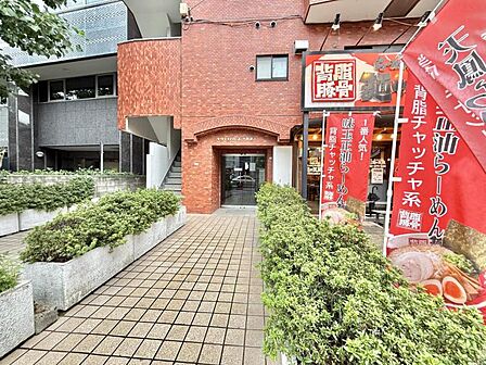 【エントランス】住まいへと続く落ち着いた導入空間。