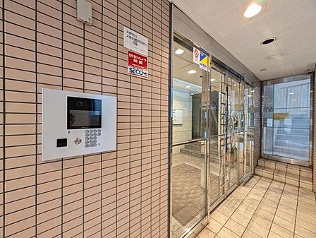 【エントランス】オートロック付きのマンションです。