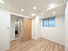 室内：【洋室:5帖】明るく落ち着いた雰囲気のお部屋です。