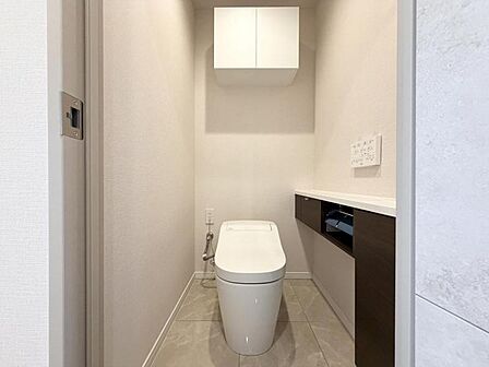 【トイレ】手洗いカウンターがあることで、トイレ空間に余白と落ち着きが生まれます。