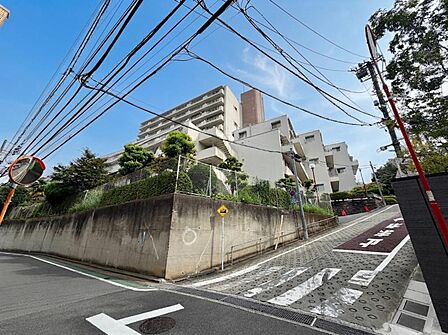 【外観】静かな住宅街に映える、端正なマンション。暮らしの舞台にふさわしい、落ち着きと品格を備えています。