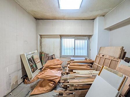 【洋室：5.9帖】シンプルで綺麗な形の居室です。