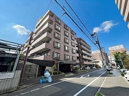 【外観】閑静な住宅街に佇む住まい。