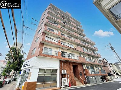 外観：【外観】青空に映える重厚な佇まい