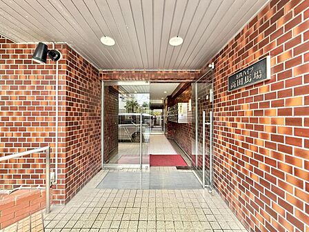 【エントランス】分譲マンションらしい品のあるエントランスです。