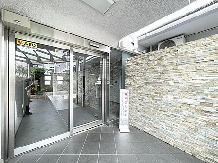 【エントランス】訪れる人を穏やかに迎え入れる空間。