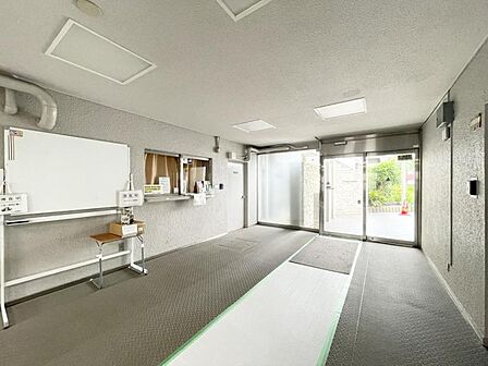 【エントランス】品格を感じさせる共用部の入口部分。