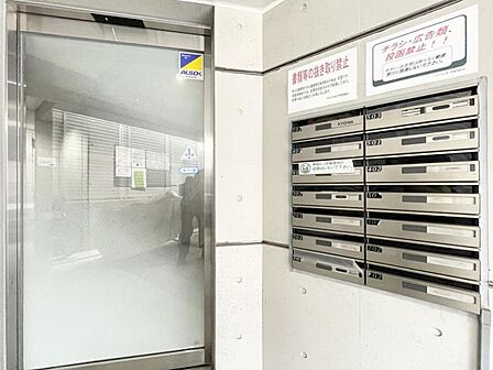 【エントランス】ネットショッピングを利用する方にも便利な設備です。