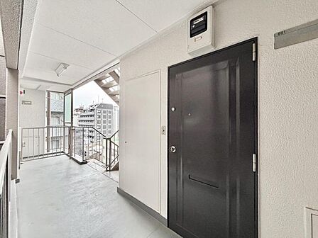 【エントランス】穏やかな雰囲気が広がる入口部分。