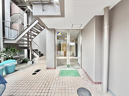 【エントランス】明るく開放感のあるエントランスです。