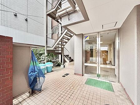 【エントランス】居住者を迎える上品な空間です。
