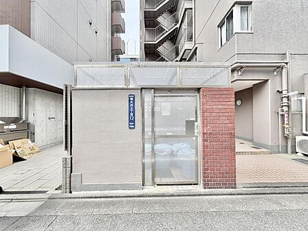 【エントランス】訪れる人を穏やかに迎え入れる空間。