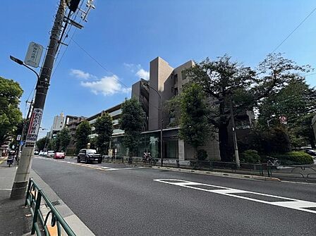 【外観】周囲の街並みと調和する落ち着いた色調。上質な日常を予感させる。