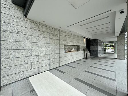 【エントランス】管理の良さが一目でわかる、清掃の行き届いた開放的なエントランス。