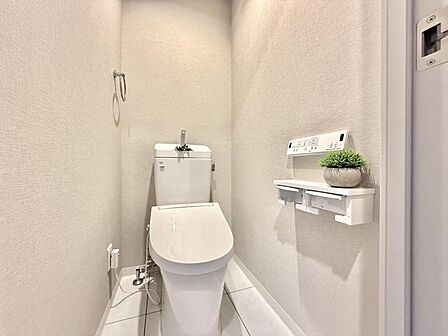 【トイレ】落ち着いたトーンで洗練されたデザインのトイレです。