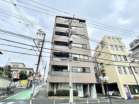 【外観】洗練されたデザインが印象的な外観です。