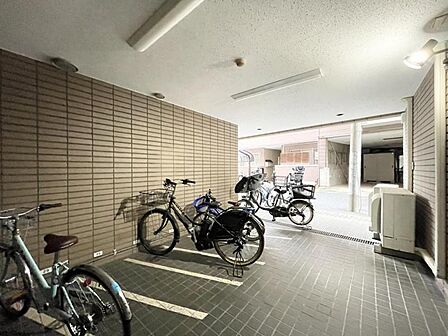 【駐輪場】敷地内に設置されており、日々の利用にも便利です。