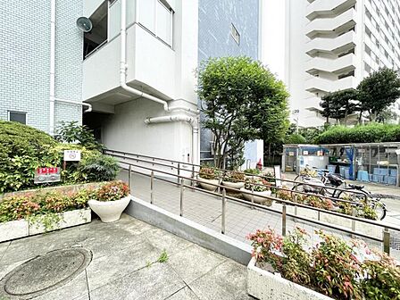 【エントランス】ベビーカーも車椅子もスムーズに。家族みんなに優しいアプローチ。