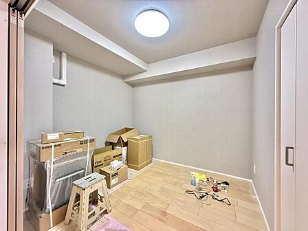 【洋室:5.0帖】建具一枚まで新調。一新された内装で、新生活のスタートを。