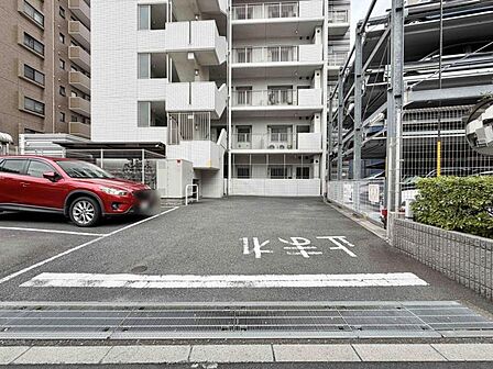 【駐車場】車の出し入れもスムーズな使い勝手の良い駐車スペースです。