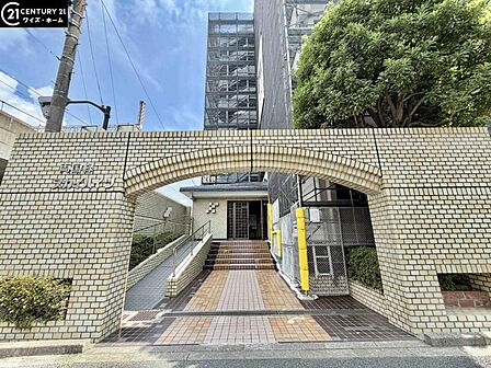 【エントランス】暮らしの質は入り口で決まる。開放感と防犯性を兼ね備えた意匠。