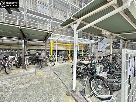 【駐輪場】敷地内に整理された駐輪場があり、愛車の保管に便利。