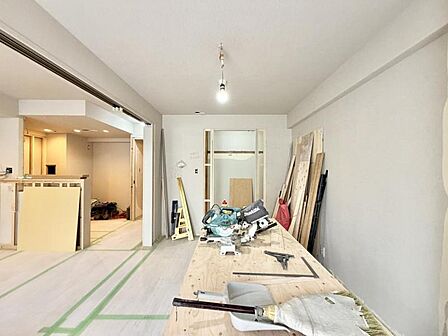 【洋室：6.5帖】リビングと隣り合う洋室。趣味の部屋にもリビング拡張としても使用出来る汎用性があります。