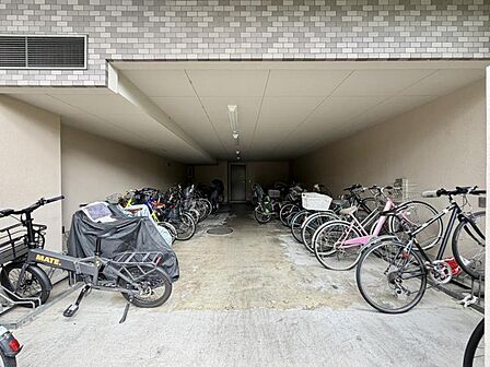 【駐輪場】屋内自転車置き場のため雨風の影響を受けにくく、保管環境も良好です。
