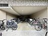 エントランス：【駐輪場】屋内自転車置き場のため雨風の影響を受けにくく、保管環境も良好です。