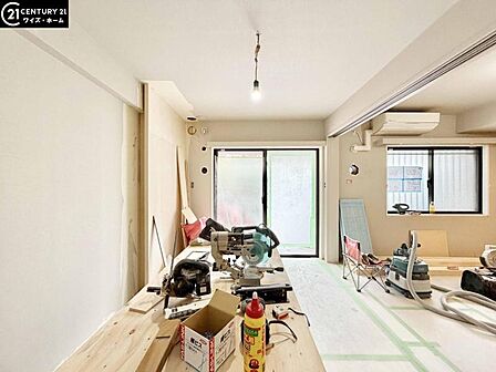 【洋室：6.5帖】バルコニー付きで明るく開放感のある洋室です。