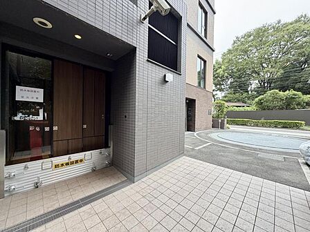 【エントランス】管理状態の良さが感じられる空間です。