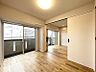 室内：【洋室：4.8帖】リビングと隣り合う洋室。趣味の部屋にもお子様の部屋にも出来る汎用性があります。