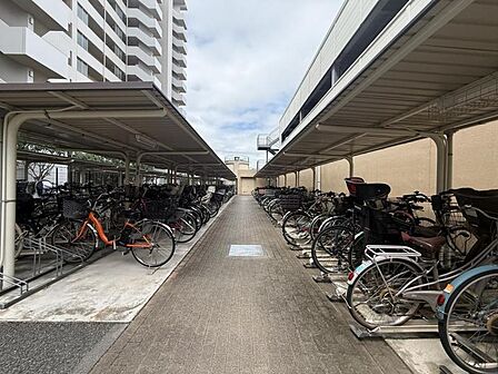 【駐輪場】屋根付きの駐輪スペースがあり、雨の日も安心です。