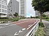 エントランス：【周辺環境】幅員にゆとりある前面道路。視界が広がり、確かな開放感があります。