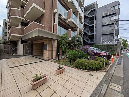 【エントランス】植栽に包まれたエントランスアプローチ。緑が導く我が家への道。