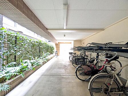 【駐輪場】屋内自転車置き場のため雨風の影響を受けにくく、保管環境も良好です。