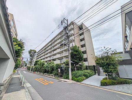 【外観】確かな安心感を湛える重厚な佇まい。行き届いた管理が、歳月とともに深みと価値を増していく。