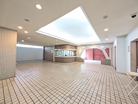 【エントランス】住民同士の挨拶が飛び交うエントランスは明るく快適で気持ちの良い空間。