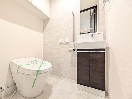 【トイレ】手洗いカウンターがあることで、トイレ空間に余白と落ち着きが生まれます。機能性だけでなくインテリアとしての美しさも感じられる設計です。