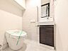 トイレ：【トイレ】手洗いカウンターがあることで、トイレ空間に余白と落ち着きが生まれます。機能性だけでなくインテリアとしての美しさも感じられる設計です。