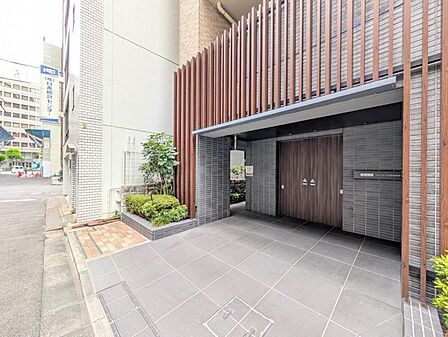 【エントランス】住む人や訪れる人を室内へと優しくエスコートします。