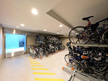 【駐輪場】建物内に整理された駐輪場があり、愛車の保管に便利。