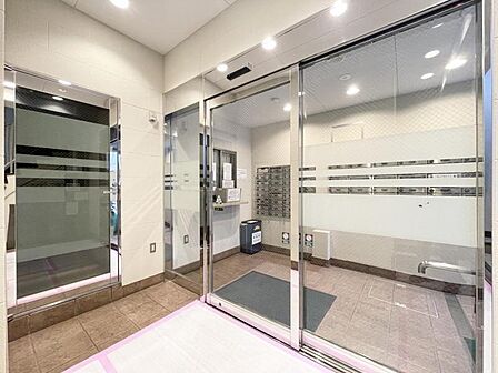 【エントランス】管理の行き届いた清潔な空間。