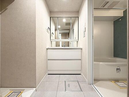 【洗面所】鏡で朝の身だしなみもくまなくチェック。清潔感溢れるスタイリッシュなデザインの洗面化粧台。