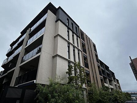 【外観】住宅街に佇む、品のあるマンション。街の空気に溶け込む、穏やかな佇まいです。