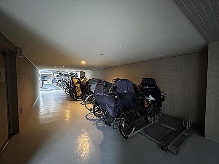 【駐輪場】屋内自転車置き場のため雨風の影響を受けにくく、保管環境も良好です。