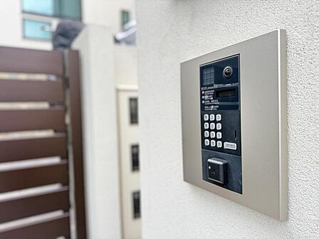 【オートロック】 ゆったりとした戸建て感覚住める環境でありつつも防犯面にも配慮されています
