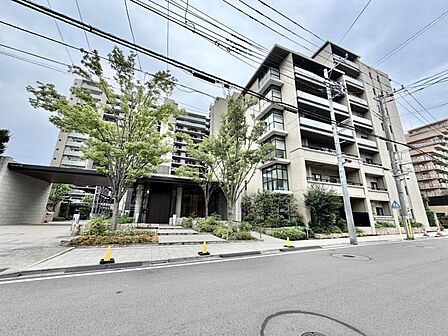 【外観】閑静な住宅街に佇む、品のあるマンション。街の空気に溶け込む、穏やかな佇まいです。