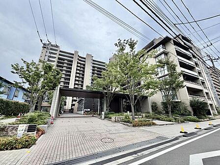 【外観】モダンなデザインが際立つ外観。存在感と品格を兼ね備えたマンションです。