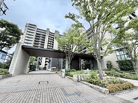 【エントランス】周囲が遮るもののないオープンな空間になっており、車側からも歩行者側からもお互いが視界に入りやすいです。